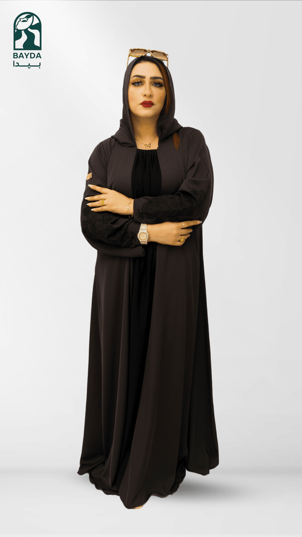 عباية بنية مقفلة بالاسود بتطريز في الاكمام مع طرحة