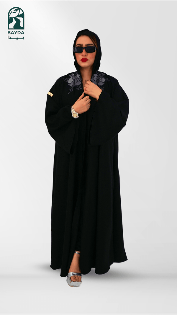 عباءة مفتوحة ببطانة وتطريز حول الياقة مع طرحة