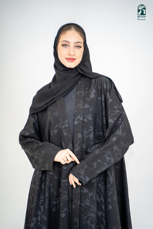 عباءة سوداء أنيقة بتصميم عصري