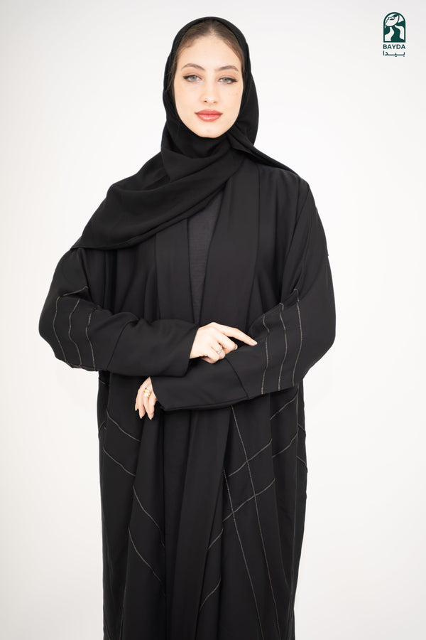 عباءة سوداء بتصميم أنيق بخطوط خفيفة