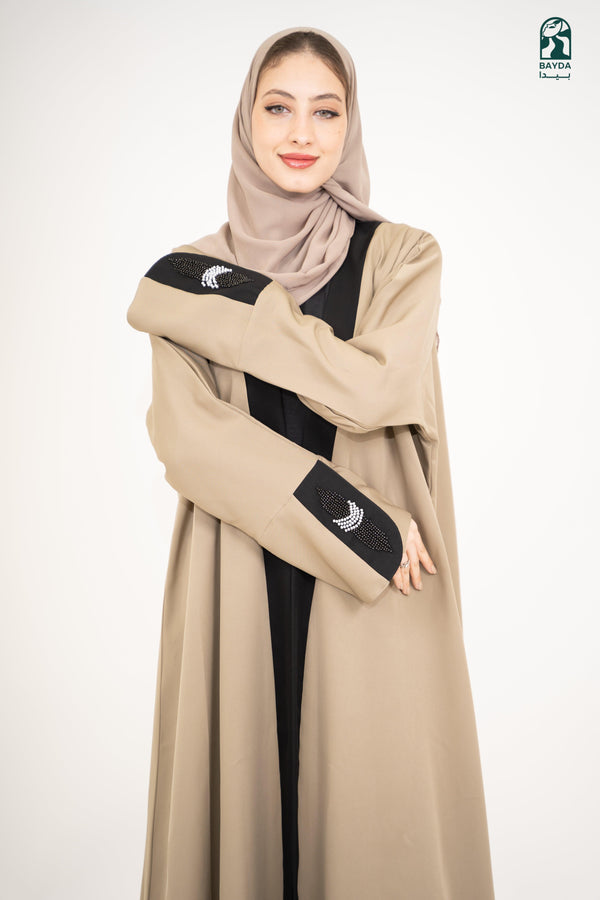 عباءة بيج بأكمام مطرزة