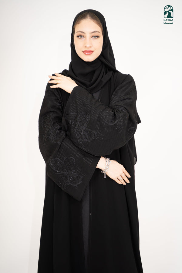 عباءة سوداء بتطريز أنيق