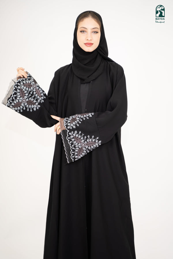 عباءة سوداء بتطريز أبيض على الاكمام